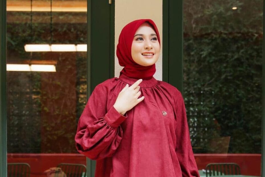 Outfit Kondangan Dress Merah