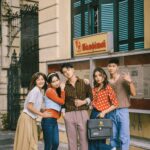 Warna Cerah dan Motif Berani